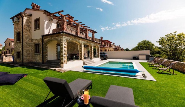 Stone villa with heated pool in Čabrunići