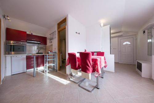 Strma Apartments in Vis