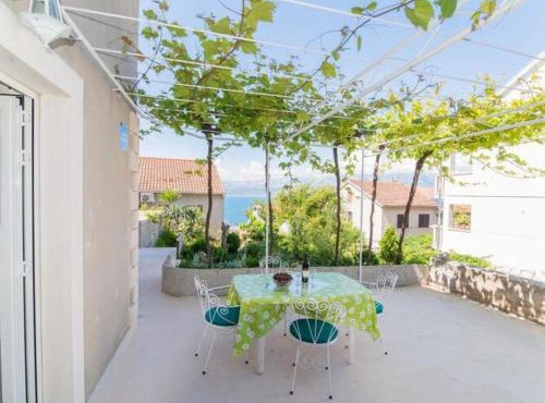 Studio apartment with terrace sea view