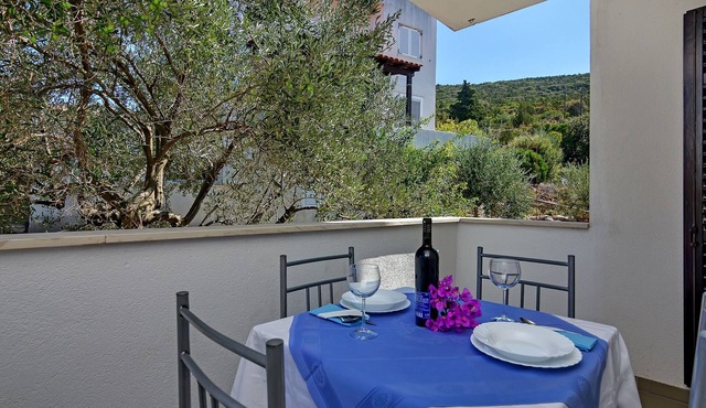 Studio flat near beach Cove Pokrivenik (Hvar) (AS-5231-c) in Gdinj