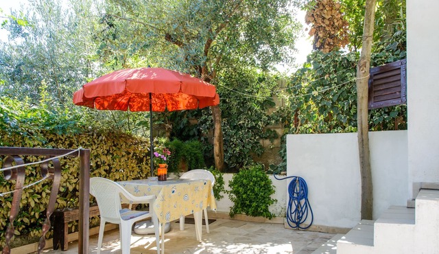 Studio flat near beach Arbanija, Čiovo (AS-18624-b)