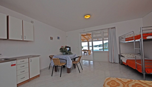 Studio flat with a swimming pool Kali, Ugljan (AS-14083-c)
