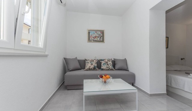 Studio flat with balcony Makarska (AS-20923-e) in Makarska