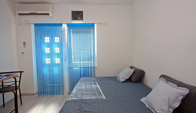 Studio flat with terrace Supetar, Brač (AS-5665-a) in Supetar