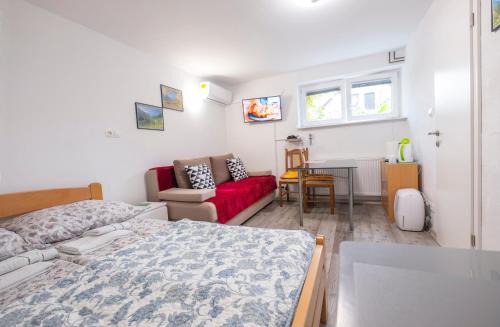 Studio Southwest 2 with AirCon & FREE Parking in Ljubljana