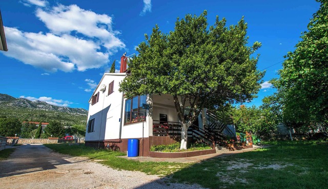 Studio with air conditioning and terrace in Seline