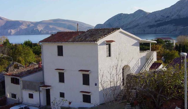 Studio with air conditioning and balcony