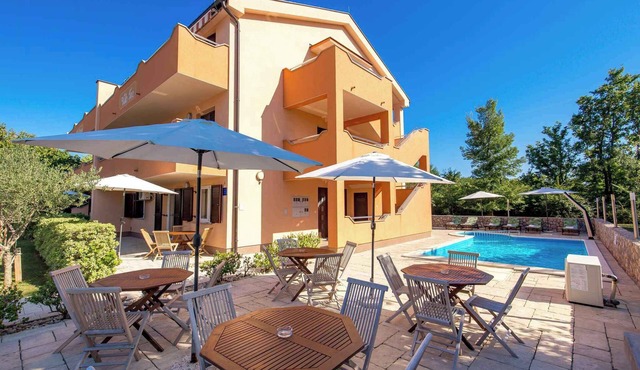 Studio with shared pool use in Šilo