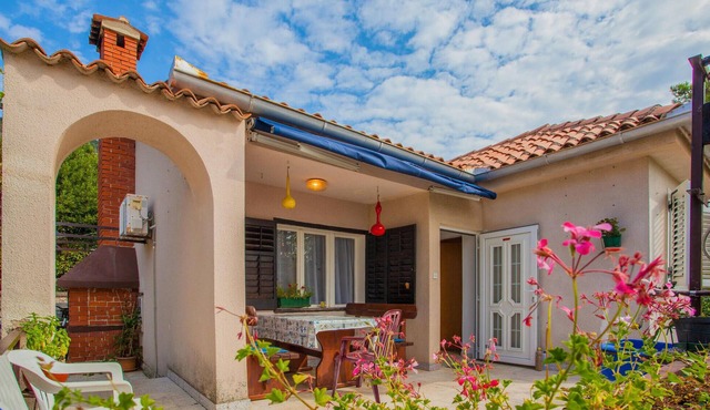 Stunning apartment in Cres with WiFi