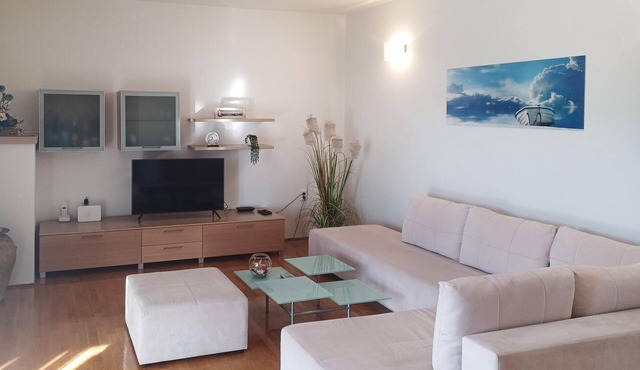 Stunning apartment in Otok Ist with WiFi in Otok Ist