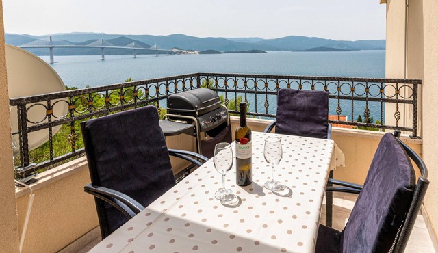 Stunning apartment in Komarna with WiFi in Komarna