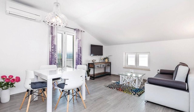 Stunning apartment in Lovran with house sea view