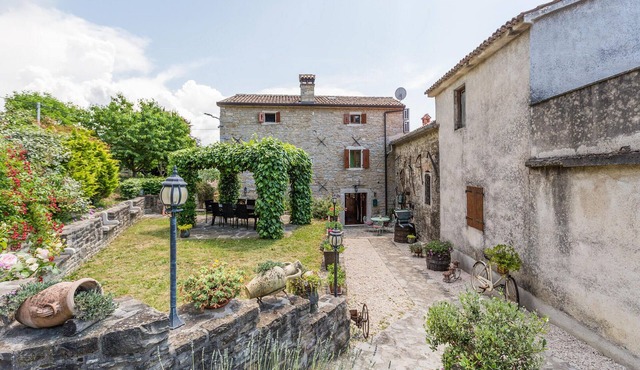 Stunning home in Buje with house a panoramic view
