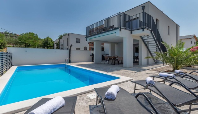 Stunning home in Dekani with private swimming pool, can be inside or outside in Dekani