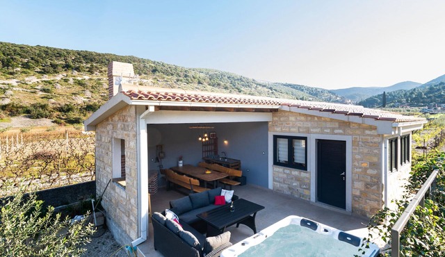 Stunning home in Dol Postira with WiFi