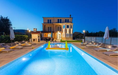 Stunning Home In Dugopolje in Dugopolje