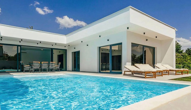 Stunning home in Donji Prolozac in Donji Prolozac