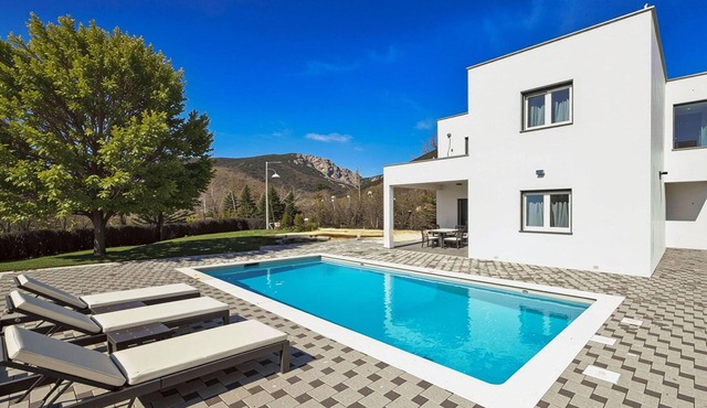 Stunning home in Donji Prolozac in Donji Prolozac