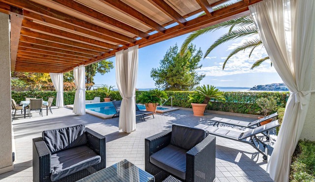 Stunning home in Okrug Gornji