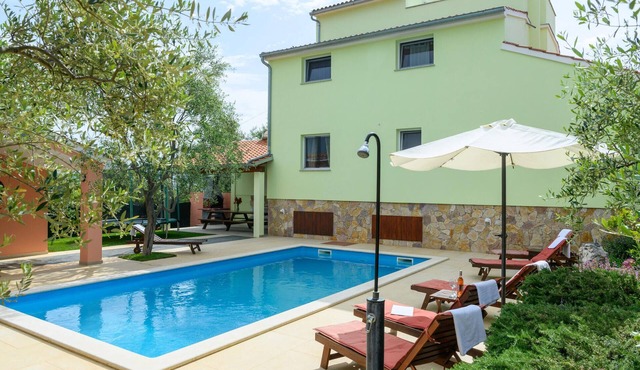 Stunning home in Peruski in Peruski