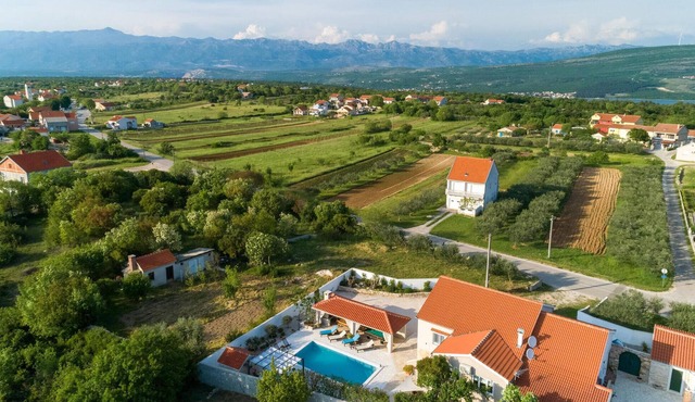 Stunning home in Pridraga