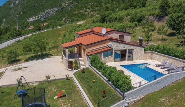 Stunning home in Ricice in Ricice