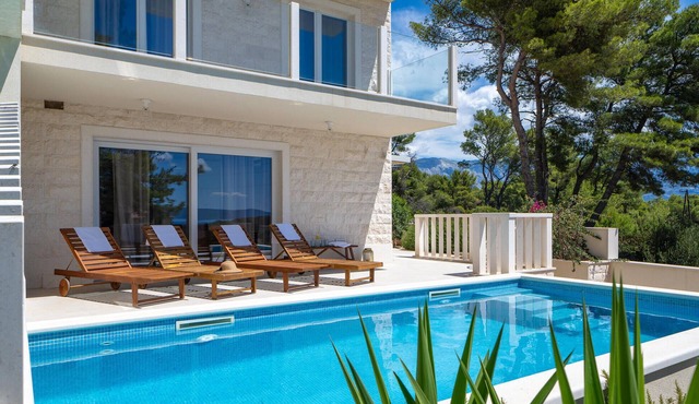 Stunning home in Sumartin in Sumartin