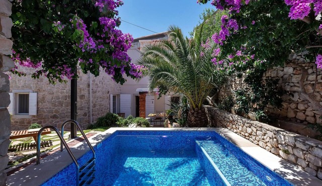 Stunning home in Sutivan in Sutivan