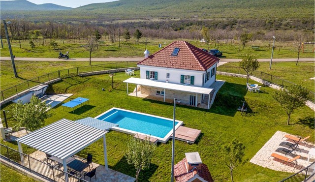 Stunning Home In Tijarica With Wifi in Tarabnik
