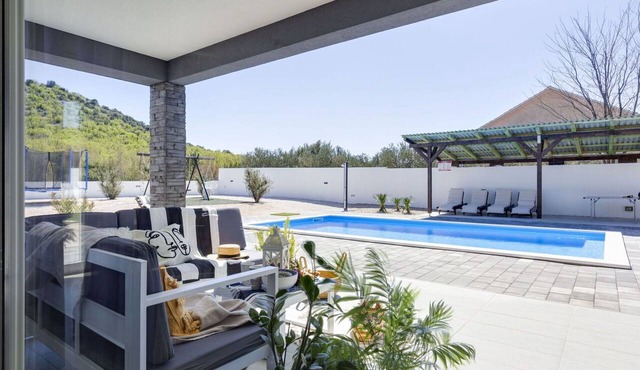 Stunning private villa for 8 guests with A/C, WIFI, private pool, TV, patio and pets allowed in Biograd Na Moru