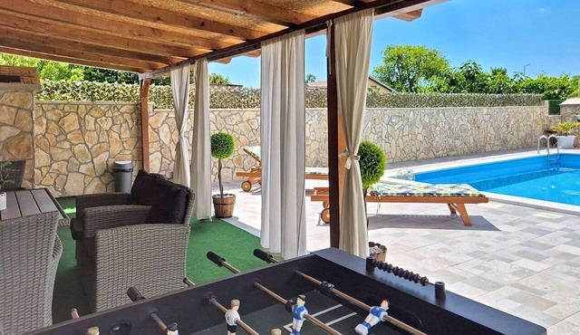 Stunning private villa for 5 guests with A/C, private pool, internet, TV, patio and pets allowed