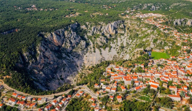 Stunning private villa for 9 people with private pool, WIFI, A/C, TV, terrace and panoramic view in Dropuljići