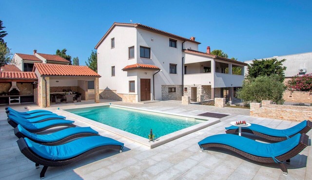 Stunning private villa for 10 guests with A/C, WIFI, private pool, TV and terrace