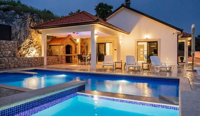 Stunning private villa for 10 people with private pool, A/C, internet, TV, terrace and pets allo. in Grabovci