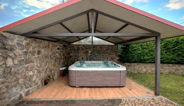 Stunning private villa with A/C, hot tub, sauna, WIFI, private pool, terrace and pets allowed