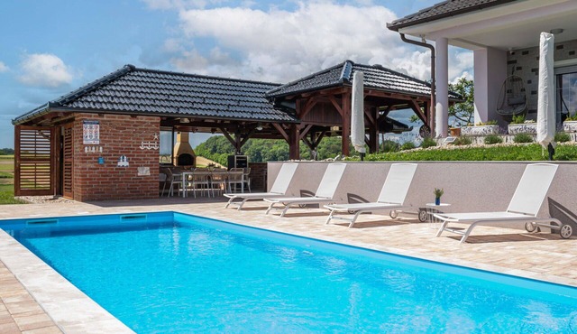 Stunning private villa for 7 people with private pool, WIFI, A/C, TV, terrace and panoramic view in Križevci