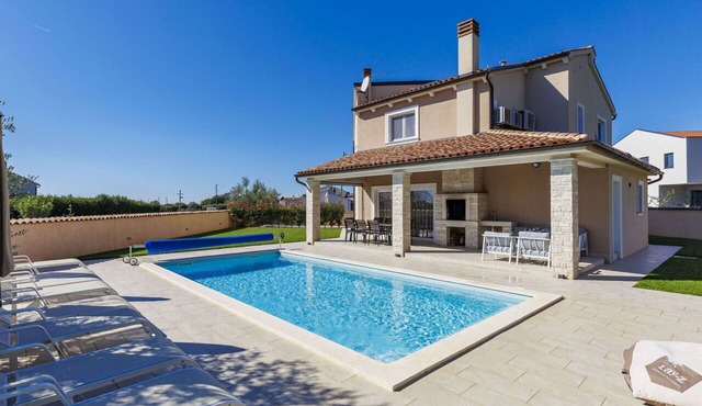 Stunning private villa for 8 people with A/C, private pool, WIFI, TV, terrace and pets allowed