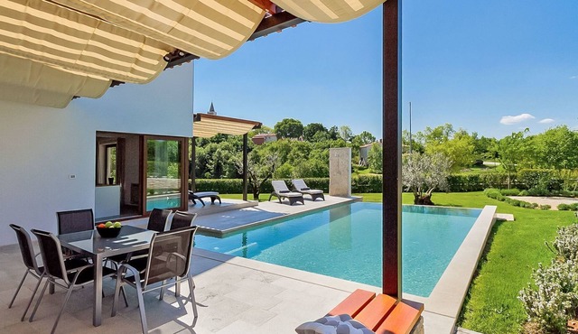 Stunning private villa for 6 people with WIFI, private pool, A/C, TV, patio and parking
