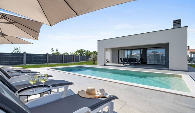 Stunning private villa for 8 guests with WIFI, private pool, A/C, TV and terrace