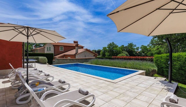 Stunning private villa for 10 people with private pool, WIFI, A/C, TV, terrace and pets allowed