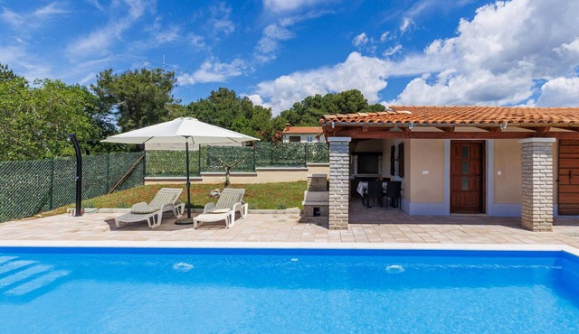 Stunning private villa for 4 guests with A/C, private pool, WIFI, TV, terrace and pets allowed
