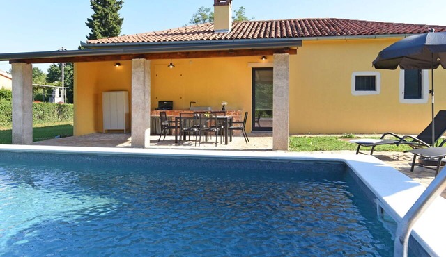 Stunning private villa for 6 guests with private pool, WIFI, A/C, TV, terrace and pets allowed