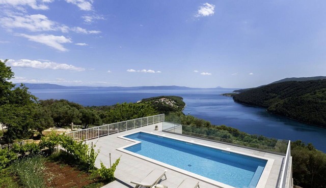 Stunning private villa for 9 people with WIFI, A/C, private pool, TV and terrace