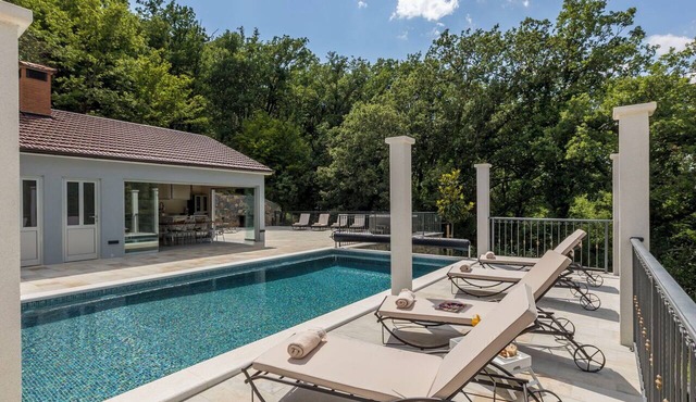 Stunning private villa for 8 people with WIFI, hot tub, A/C, private pool and TV in Solin