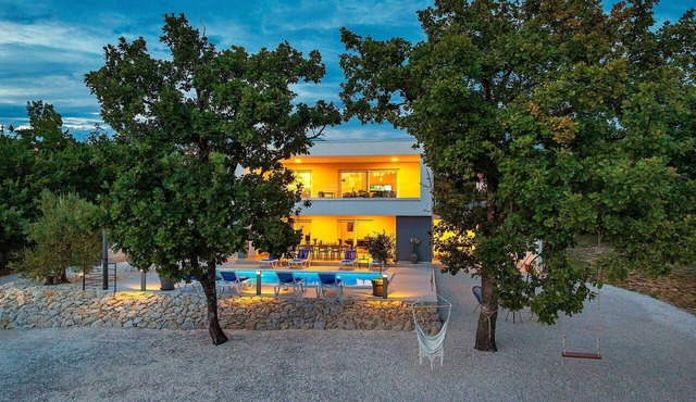 Stunning private villa for 8 people with A/C, private pool, WIFI, TV and terrace in Zadar
