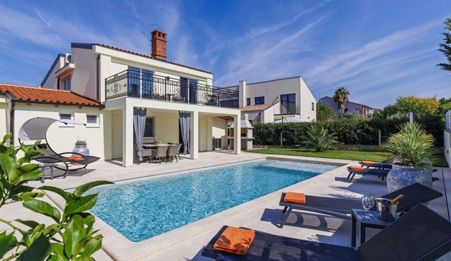 Stunning private villa for 7 guests with A/C, private pool, WIFI, TV and terrace in Pula