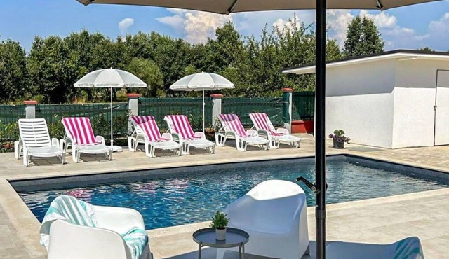 Stunning private villa for 10 people with WIFI, private pool, A/C, TV, terrace and pets allowed in Umag