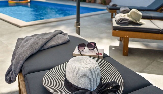 Stunning private villa for 8 guests with private pool, WIFI, hot tub, A/C, TV and terrace in Umag