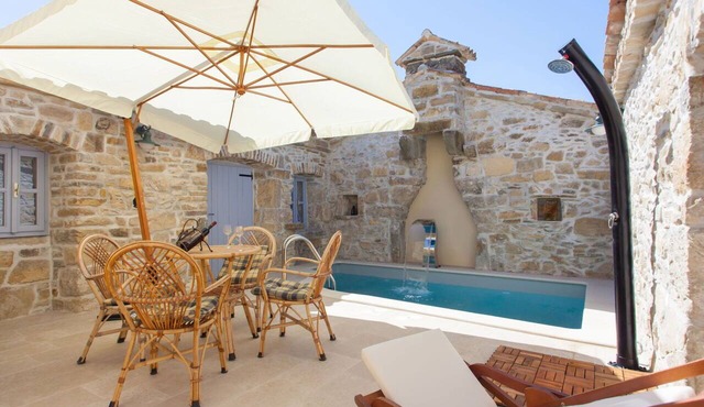 Stunning private villa with A/C, private pool, WIFI, TV, terrace, pets allowed and panoramic view in Rijeka