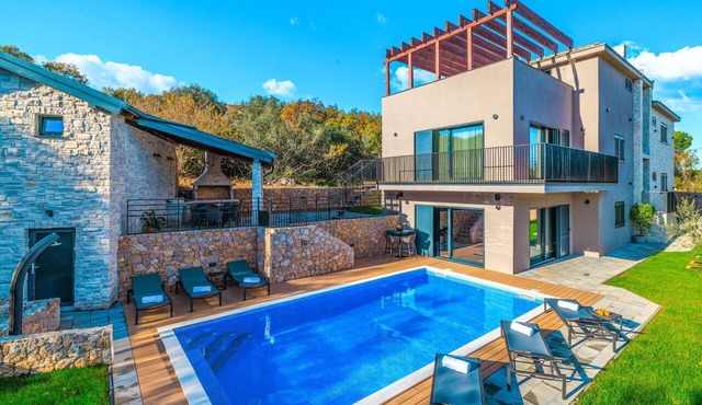 Stunning private villa with hot tub, A/C, private pool, WIFI, TV, terrace and panoramic view